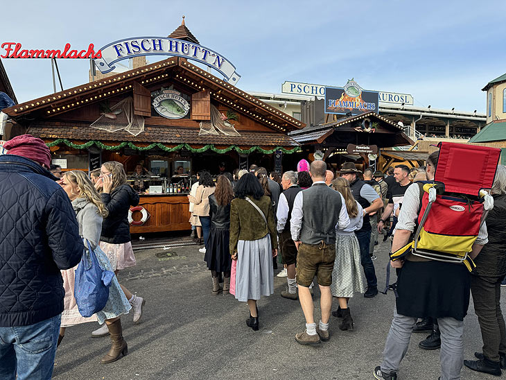Da kann die Schlange auch mal über die Straße hinausragen, so begehrt sind hier die Produkte bei Hamburgs Fischhüttn auf dem Oktoberfest mit Flammlachs Hütte (©Fotp:Martin Schmitz)